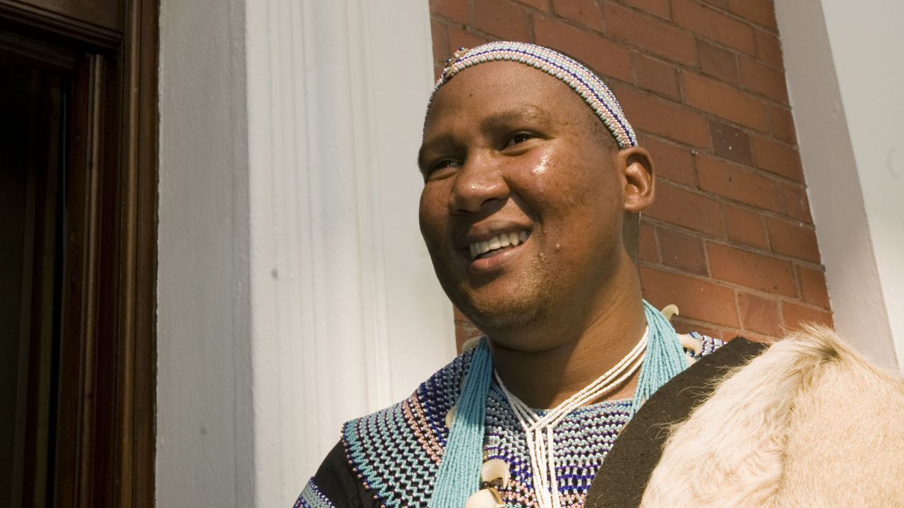 El hijo mayor de Makgatho Mandela, Mandla Mandela es el jefe de Mvezo en la aldea donde su abuelo nació.