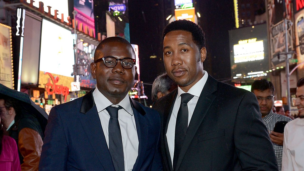 El hijo de Makgatho Mandela, Ndaba Mandela, a la derecha, con su primo Kweku Mandela, en Times Square para una presentación llevada a cabo el 19 de abril de "Power of Words: Nelson Mandela", un cortometraje sobre los escritos de su abuelo que fue parte del Festival de Cine Tribeca en Nueva York.