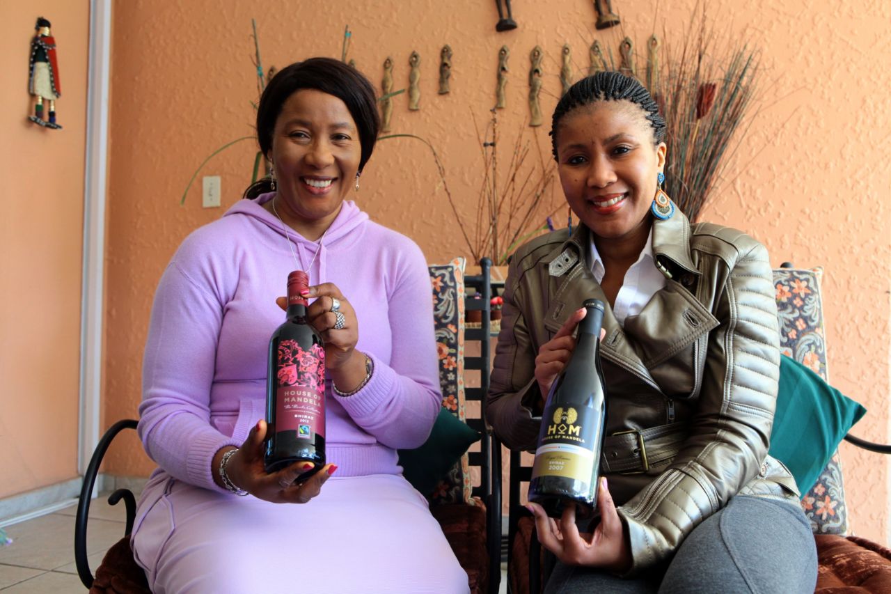 La hija de Nelson Mandela, a la izquierda, posa con su hija Tukwini Mandela, en abril, con el vino House of Mandela en su hogar en Johannesburgo.