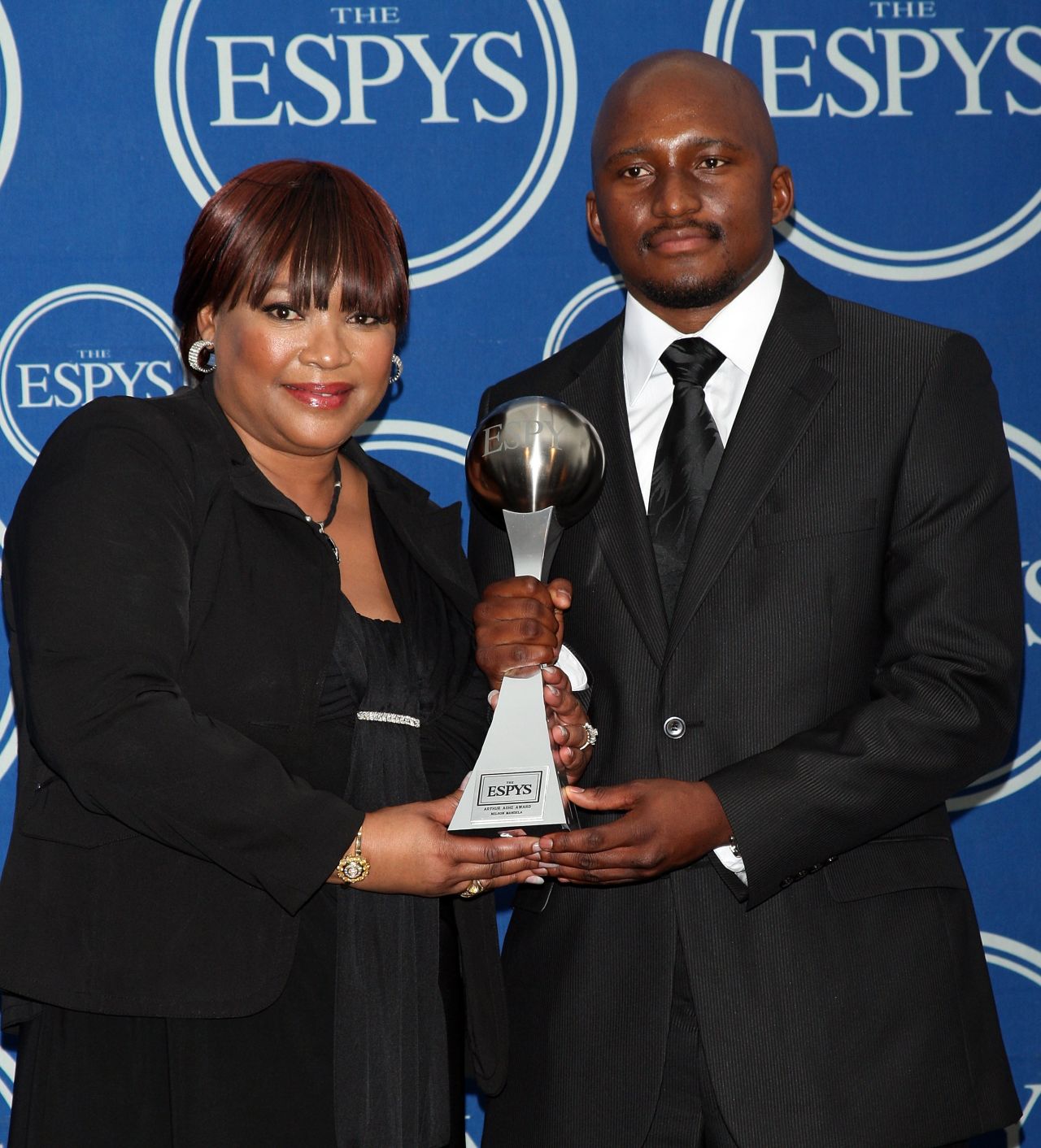 La hija de Nelson Mandela, Zindzi Mandela y su hijo, Zondwa Mandela, posan con el premio al valor Arthur Ashe, el cual aceptaron en nombre de Nelson Mandela durante la entrega de los Premios ESPY en 2009.
