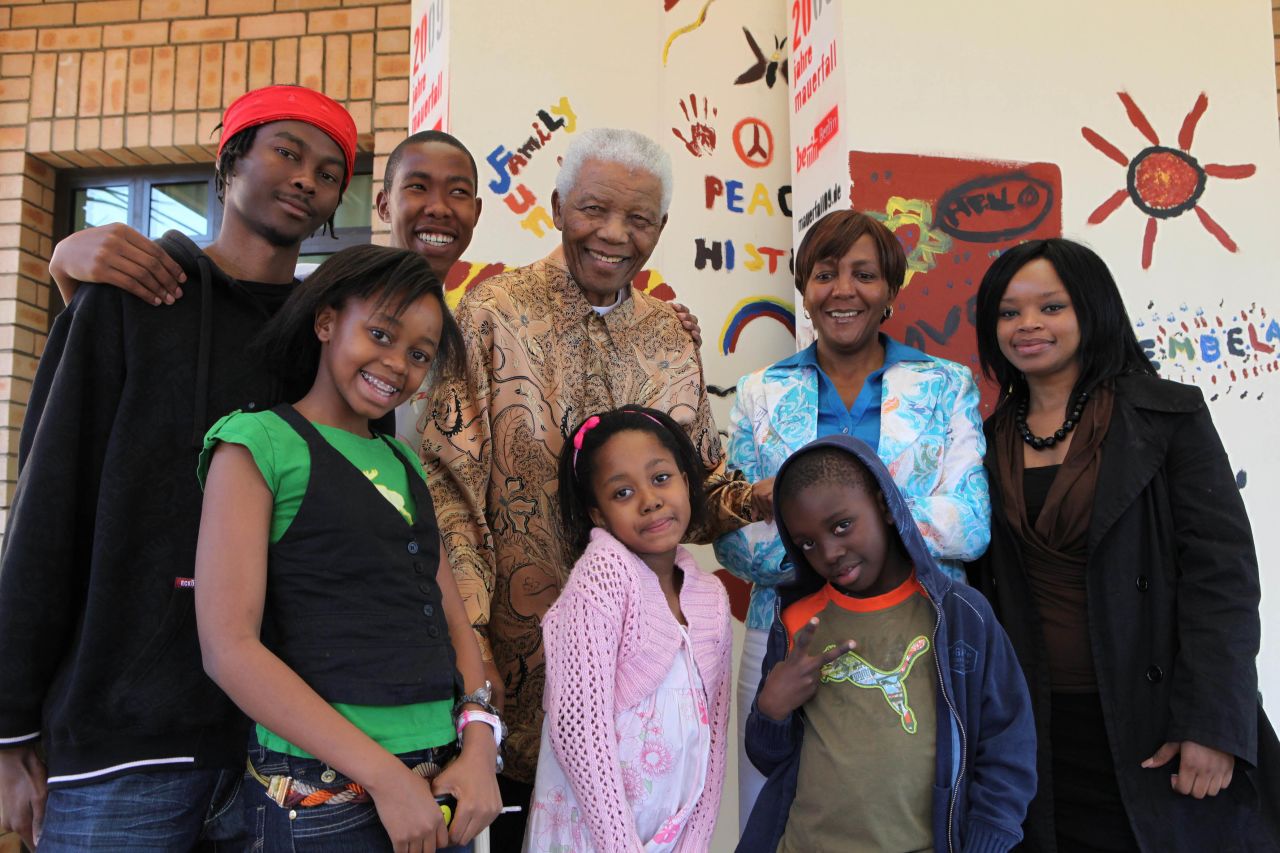 La familia Mandela en 2009, de izquierda a derecha, Thembela Mandela, Mbuso Mandela, Nelson Mandela, Ndileka Mandela y Zoleka Mandela, y, adelante, Zenani Mandela, Bohelo Seakamela y Zwelami Mandela.