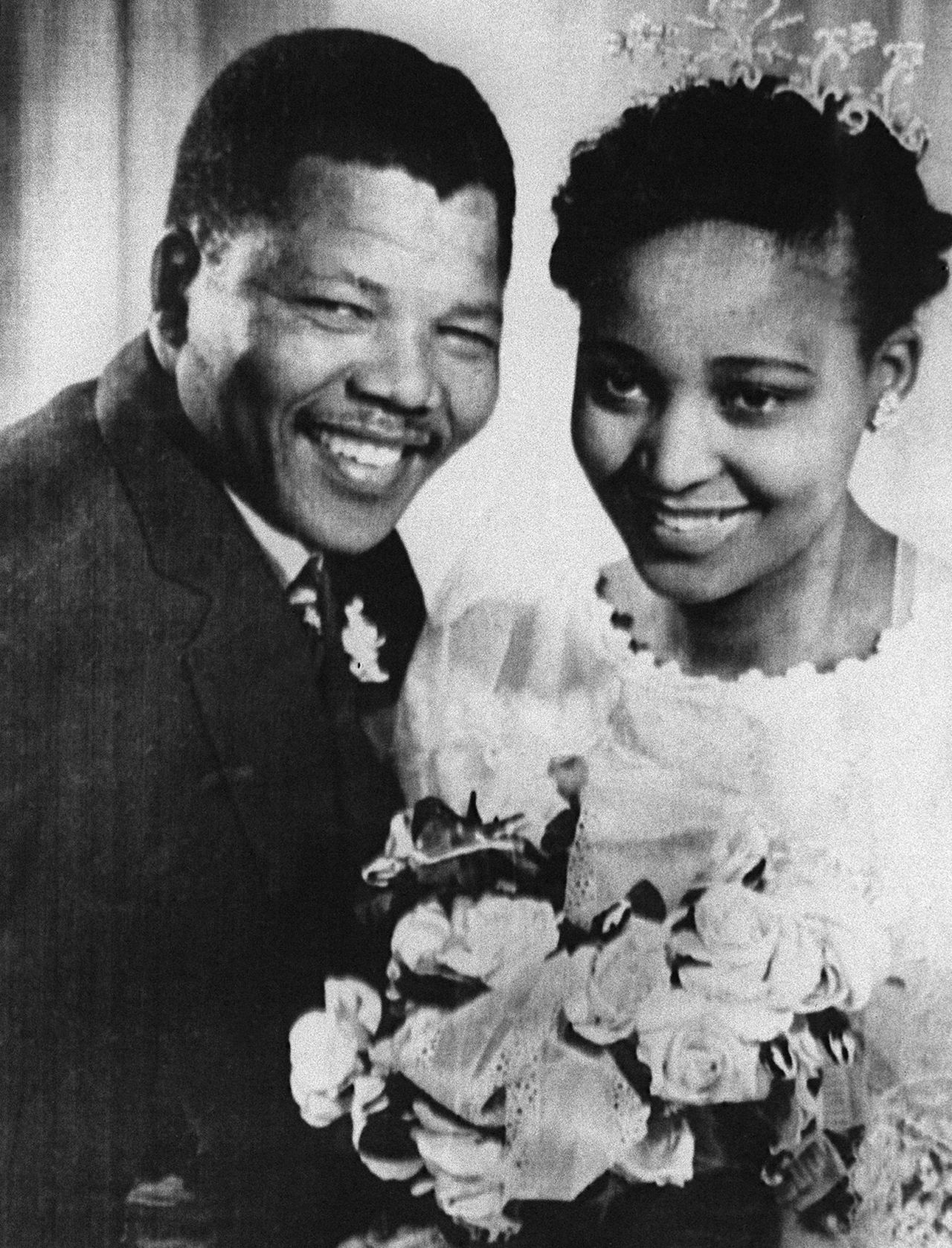 Nelson Mandela y su segunda esposa, Winnie Madikizela Mandela, en su boda en 1958.