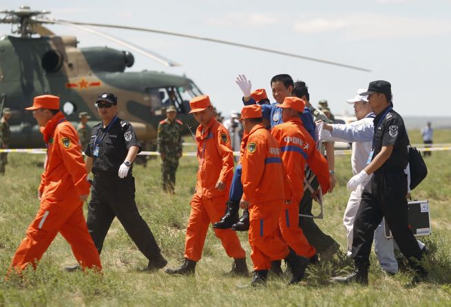 Nie Haisheng (4th R) receives a hero's welcome. 