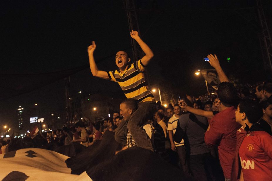 Hundreds of thousands of Morsy opponents chant outside the presidential palace on June 30. 