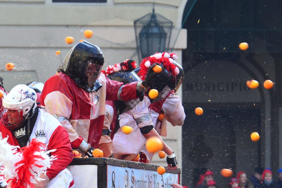 As oranges are hard, and can make for a painful weapon when thrown at full speed, many participants don protective clothing.