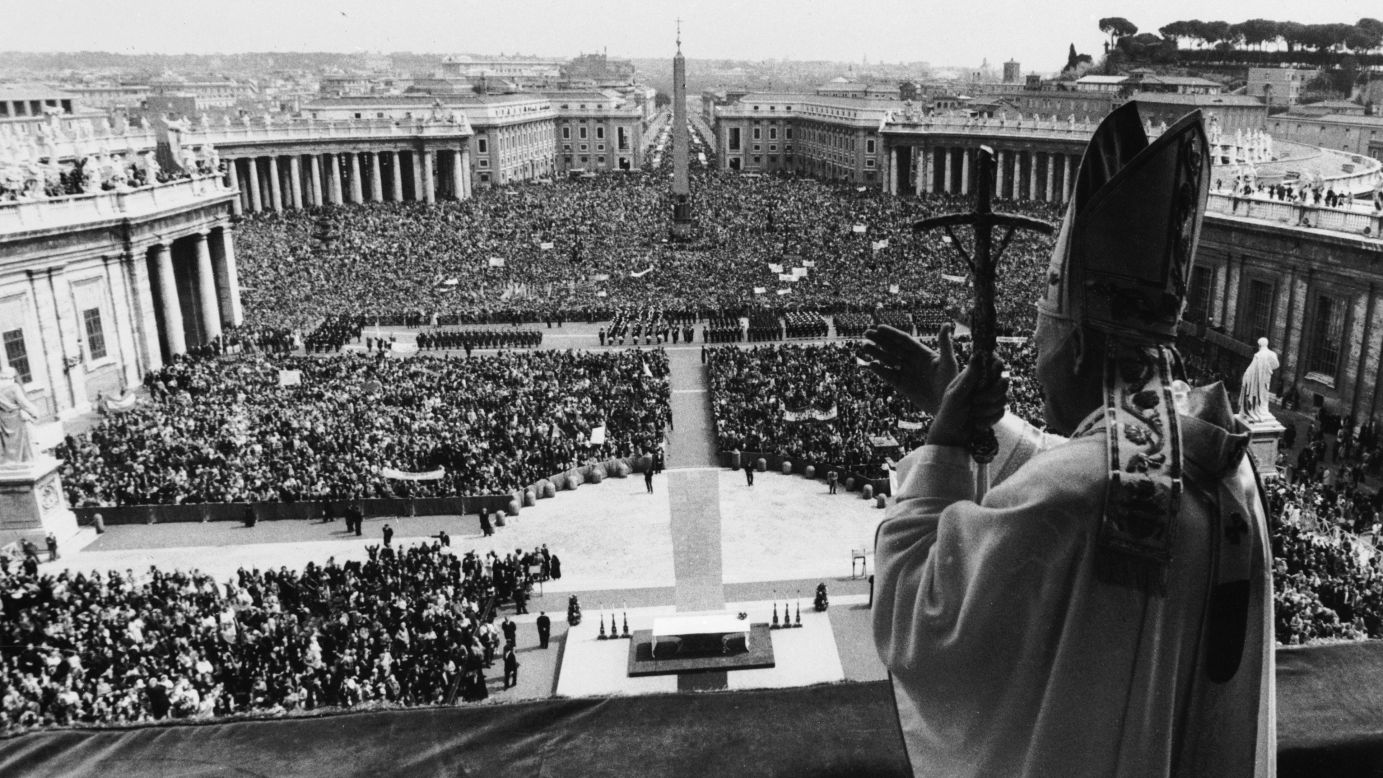 El Papa Juan Pablo II bendice a la multitud en la Plaza de San Pedro en el Vaticano, el domingo de Pascua en abril de 1980.