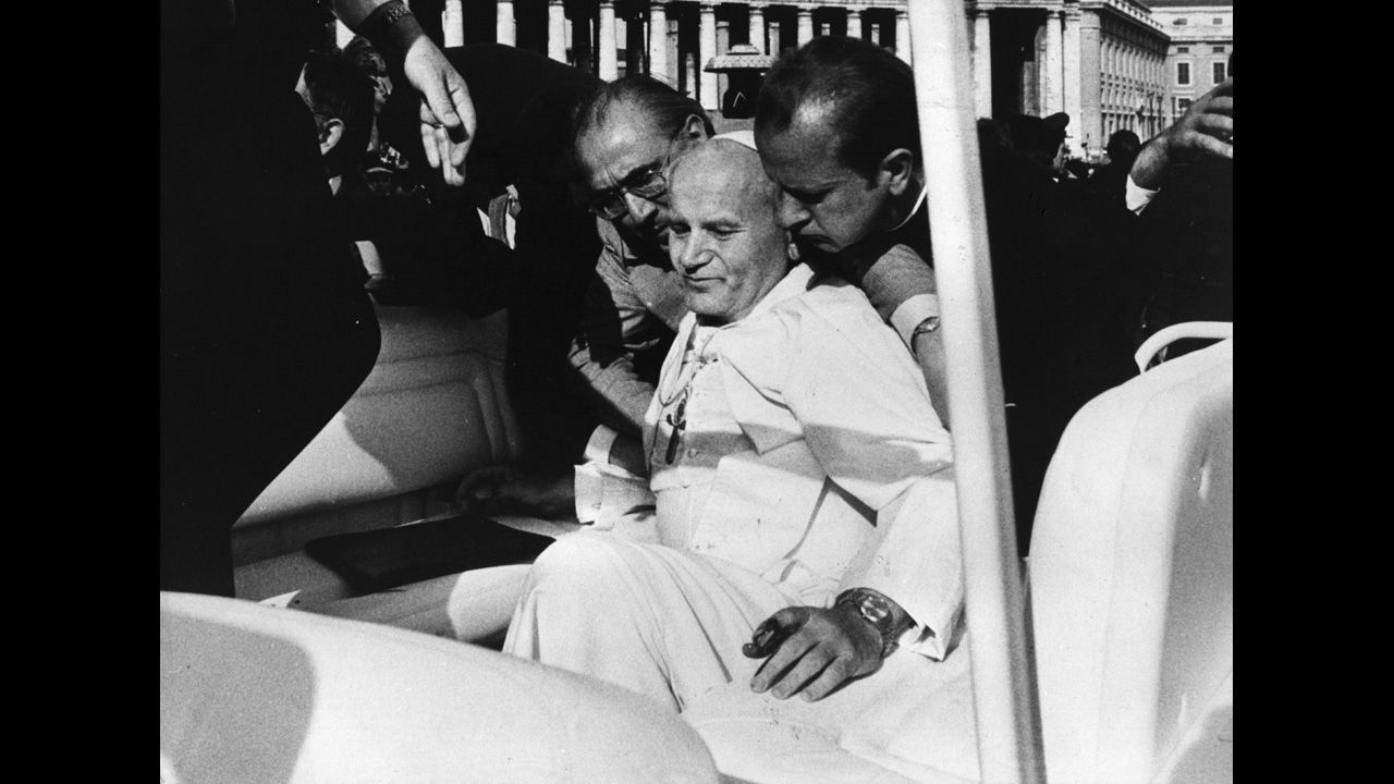 Ayudantes auxilian al papa Juan Pablo II momentos después de ser víctima de un intento de asesinato el 13 mayo de 1981, por el turco Mehmet Ali Agca en la Plaza de San Pedro.