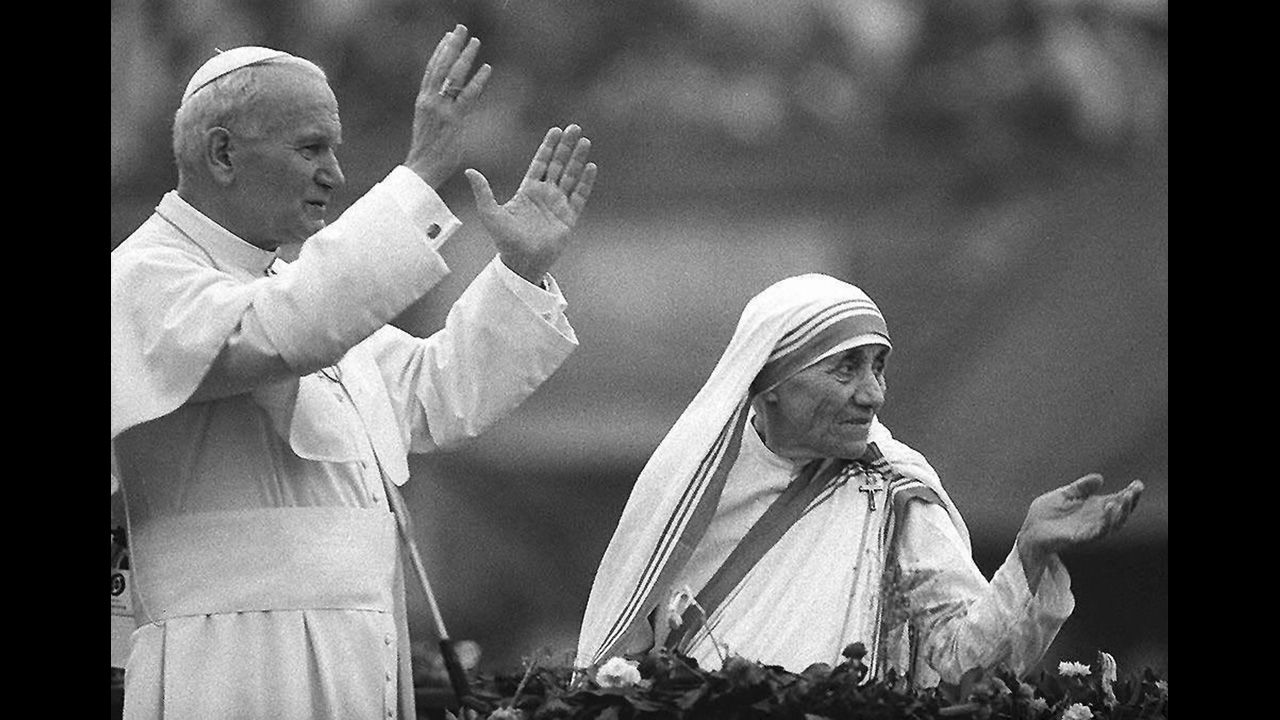 El papa Juan Pablo II y la Madre Teresa de Calcuta saludan a la gente en Kolkata, India, en febrero de 1986.