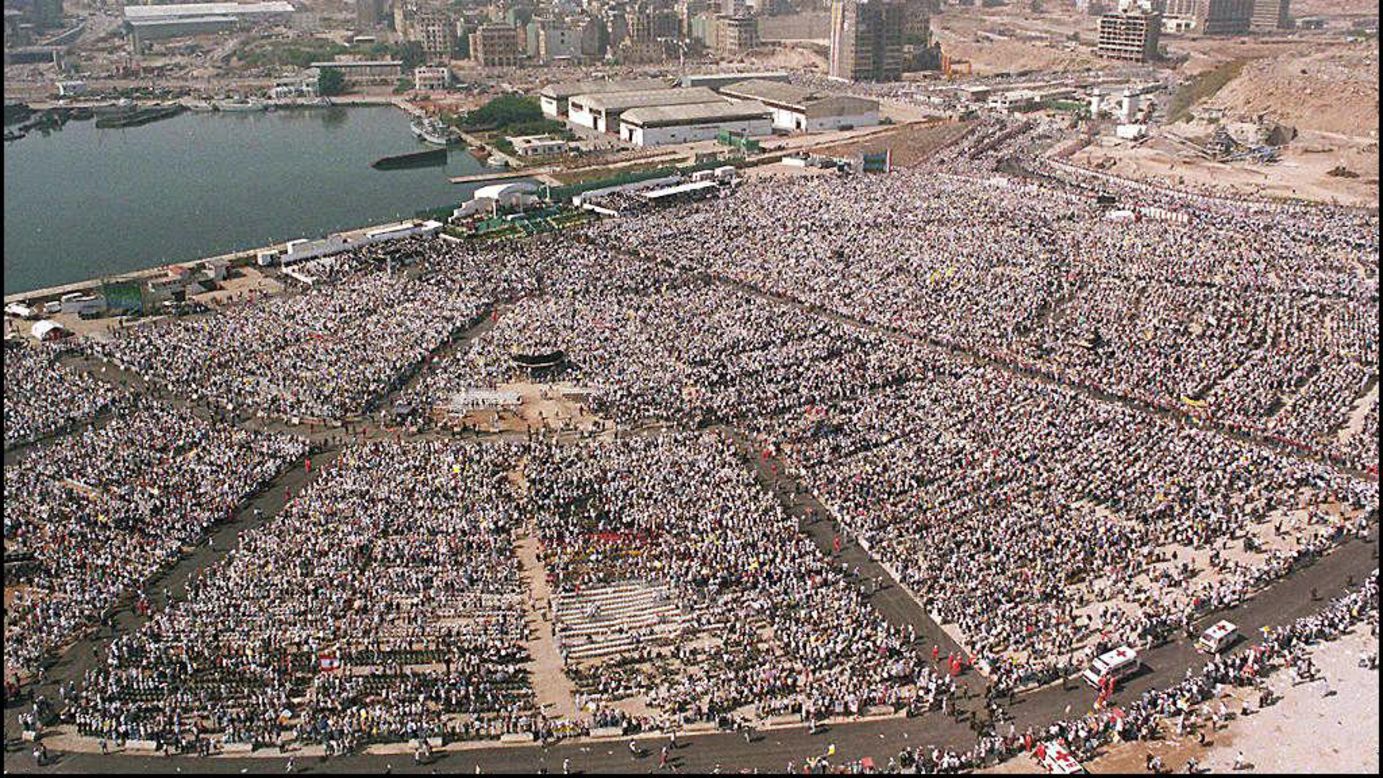 Cientos de miles de peregrinos asisten a una misa al aire libre celebrada por el papa Juan Pablo II en Beirut, Líbano, en mayo de 1997. El pontífice convocó grandes multitudes en su cruzada apostólica por el mundo.