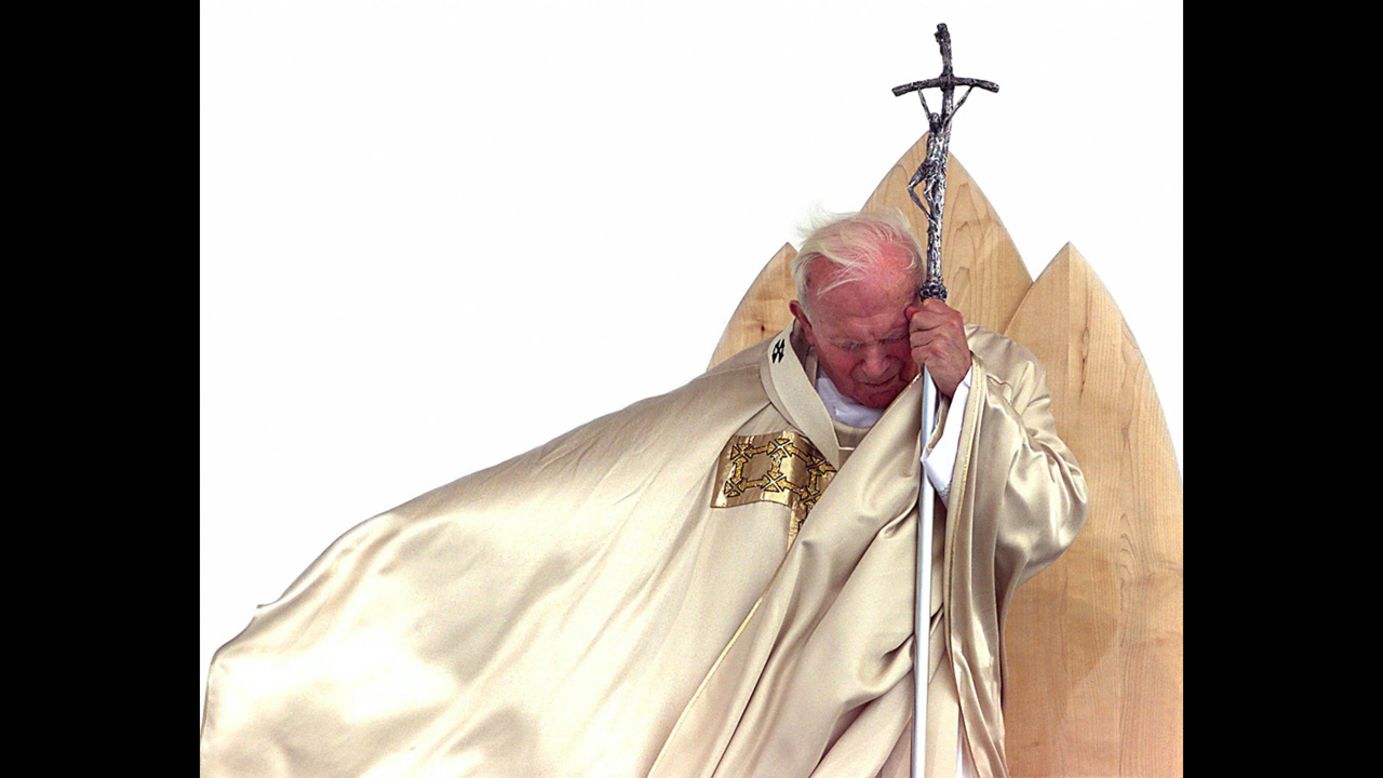 El papa Juan Pablo II en la misa de beatificación de Antón Martín Slomsek en Maribor, Eslovenia, en septiembre de 1999.