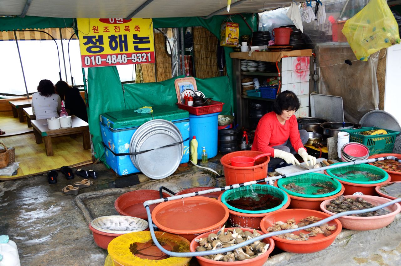 A small fishing village in Busan, Yeonhwari offers a somewhat unusual breakfast experience. At small shops, customers pick the seafood they want, then the owner carves it up on the spot and serves it in an eating area behind the shop. 