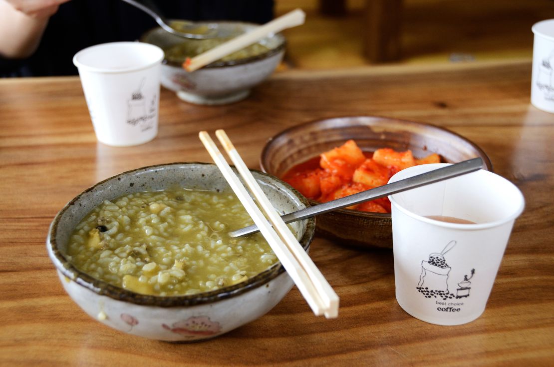 Jeonbokjuk (abalone porridge) goes best with kimchi and barley tea.