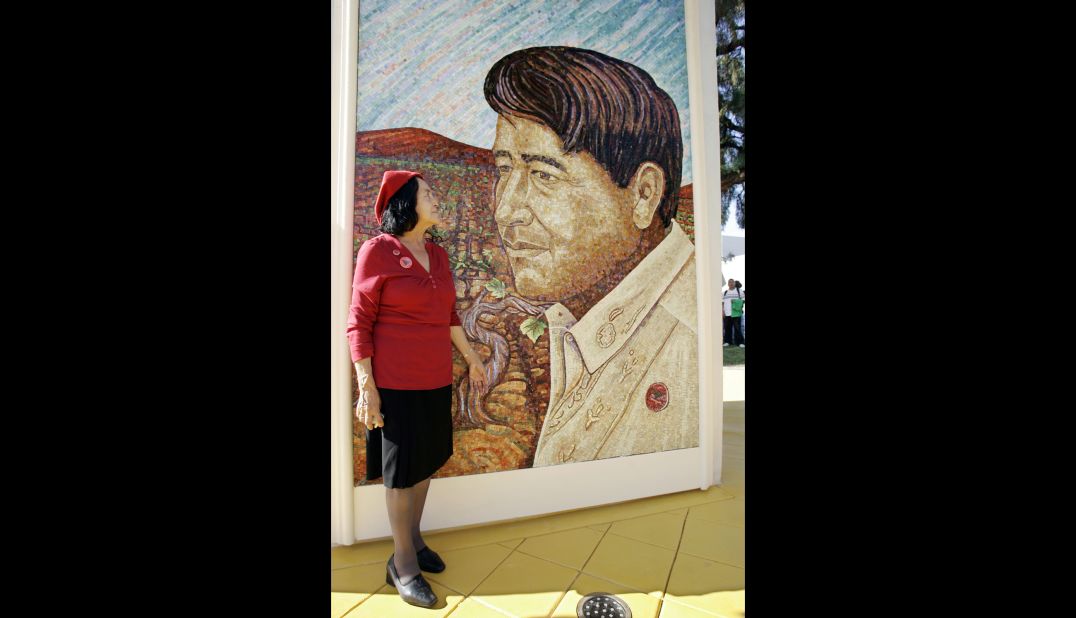 Huerta looks at a mural of the late Cesar Chavez during a 2008 dedication of the Cesar Chavez Monument on the San Jose State University campus in San Jose, California.