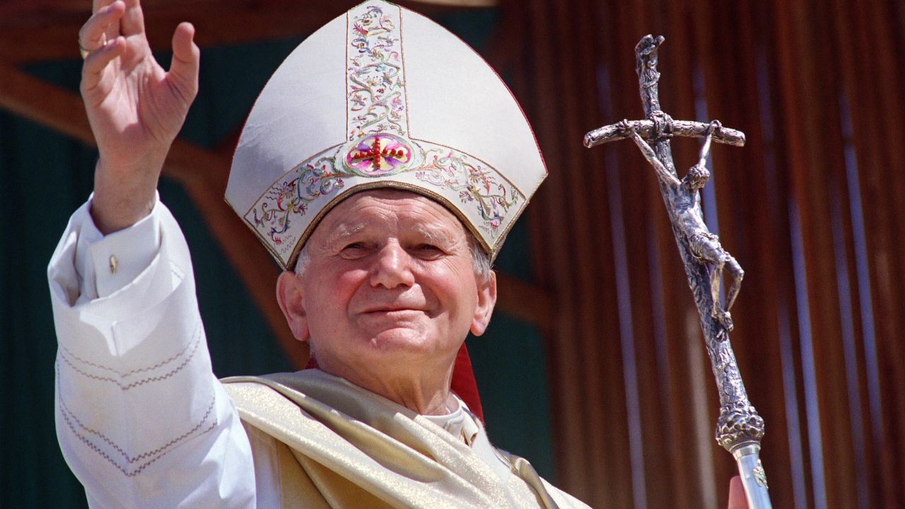 Pope John Paul II waves to the wellwisher 28 April 1989 upon his arrival in Antanarivo at the beginning of a 10-day Africa tour. 