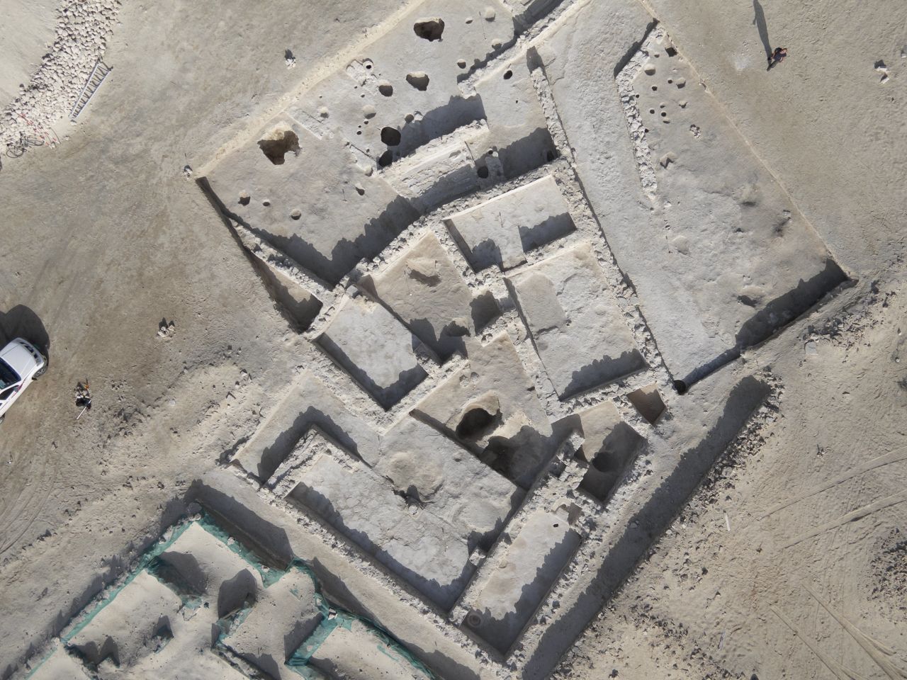 The 18th century town at Al Zubarah is well-planned with many of the streets running at right angles to one another and some neighborhoods built according to a strict grid pattern.