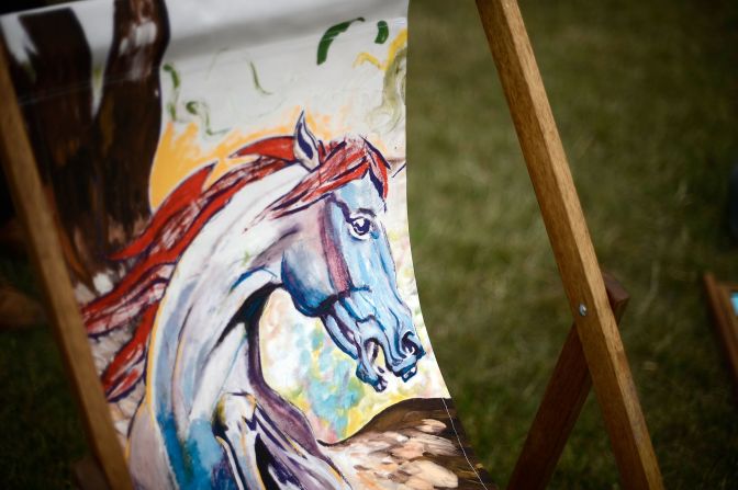 Rolling Stones star Ronnie Wood had his painting of Teta the Horse replicated on deck chairs in a London Park in a bid to reproduce his "Pegasus" painting.