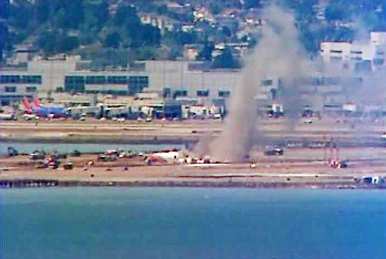 Humo sobre la pista aterrizaje en el aeropuerto de San Francisco.