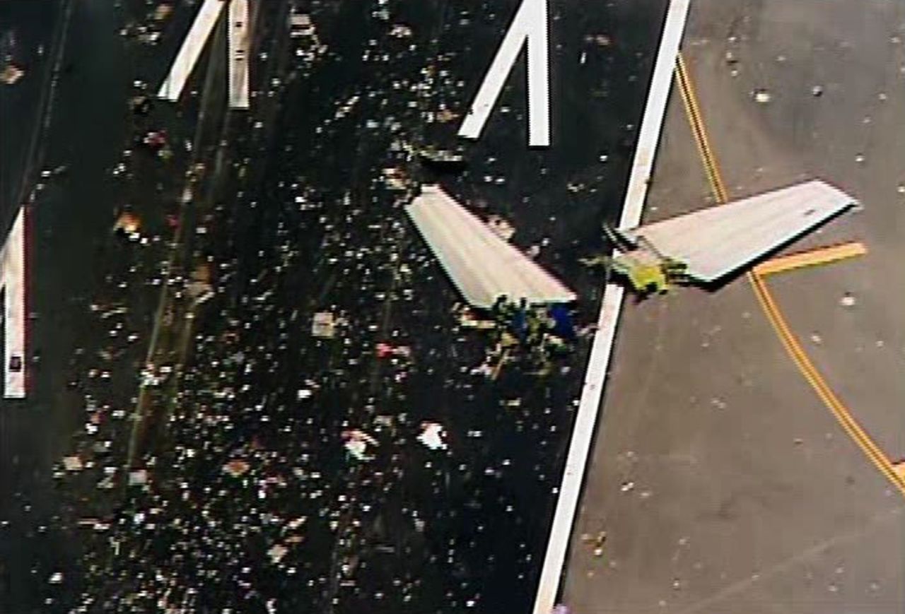 Fragmentos del avión desperdigados por la pista de aterrizaje.