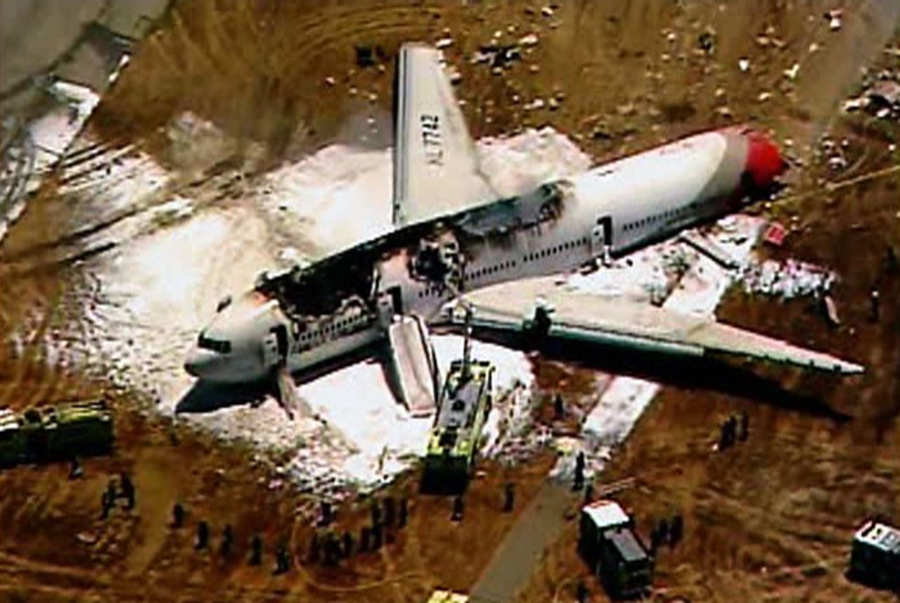 La parte de arriba del avión quedó calcinada, según imágenes de la afiliada de CNN KTVU.