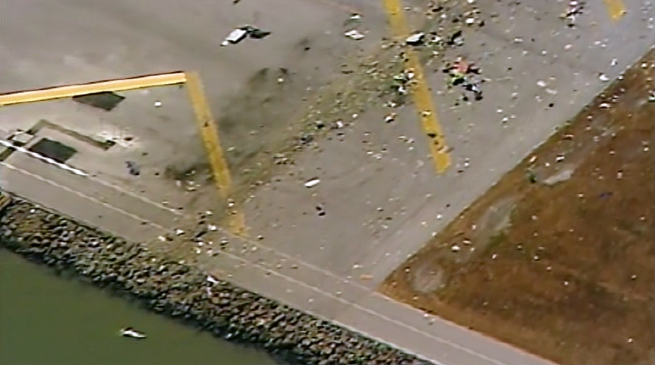 Una imagen de la estela de escombros que dejó el avión al borde de la pista de aterrizaje.