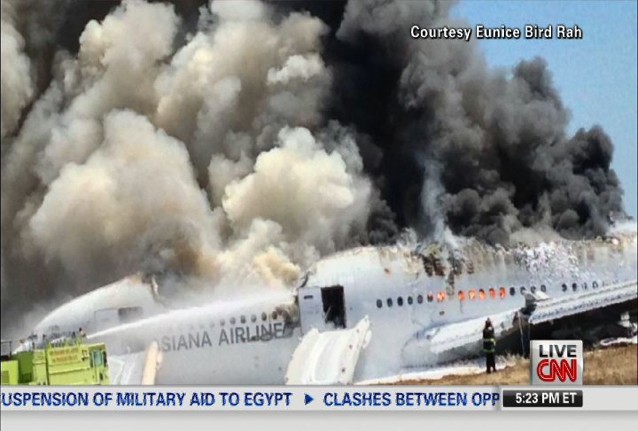 Densas columnas de humo salen del Boeing 777 tras estrellarse.