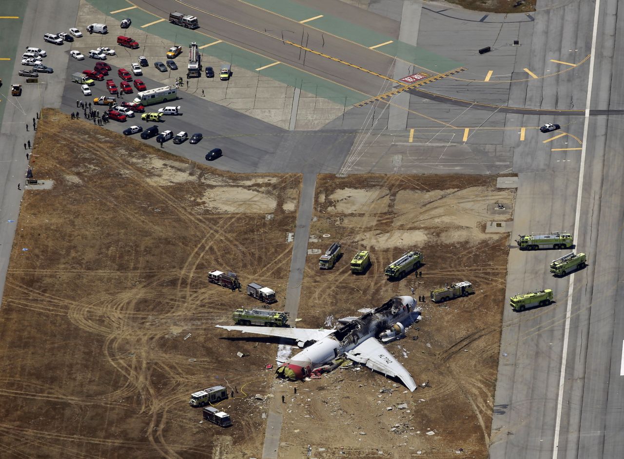 Una vista aérea de la escena que muestra la magnitud de los daños sufridos por el avión.