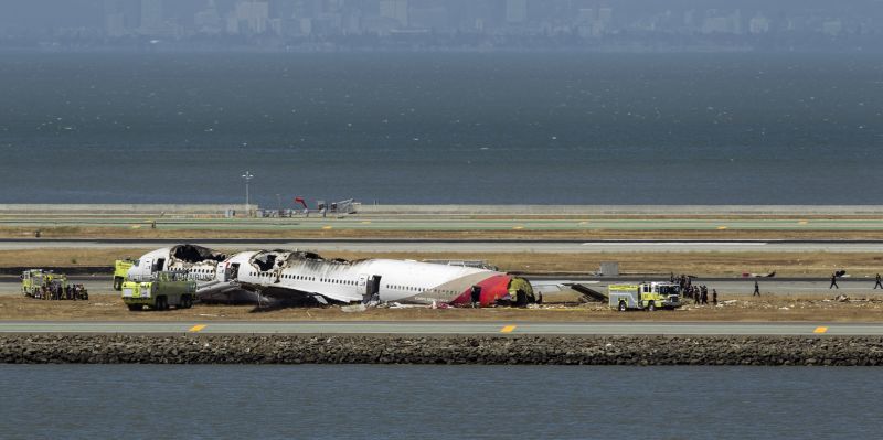 2 die 305 survive after airliner crash lands at San Francisco