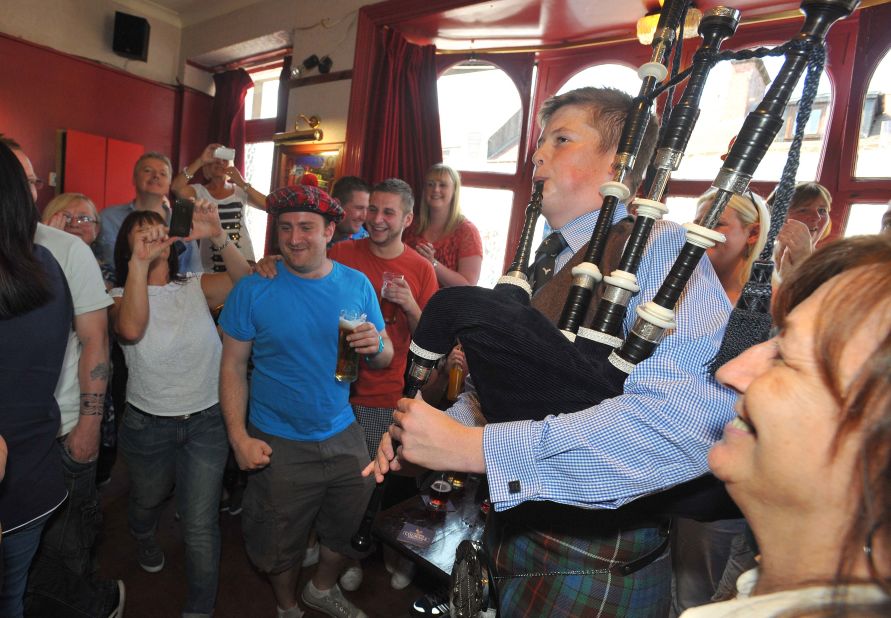 Residents in Murray's home town of Dunblane, Scotland, watched the game at a local pub.