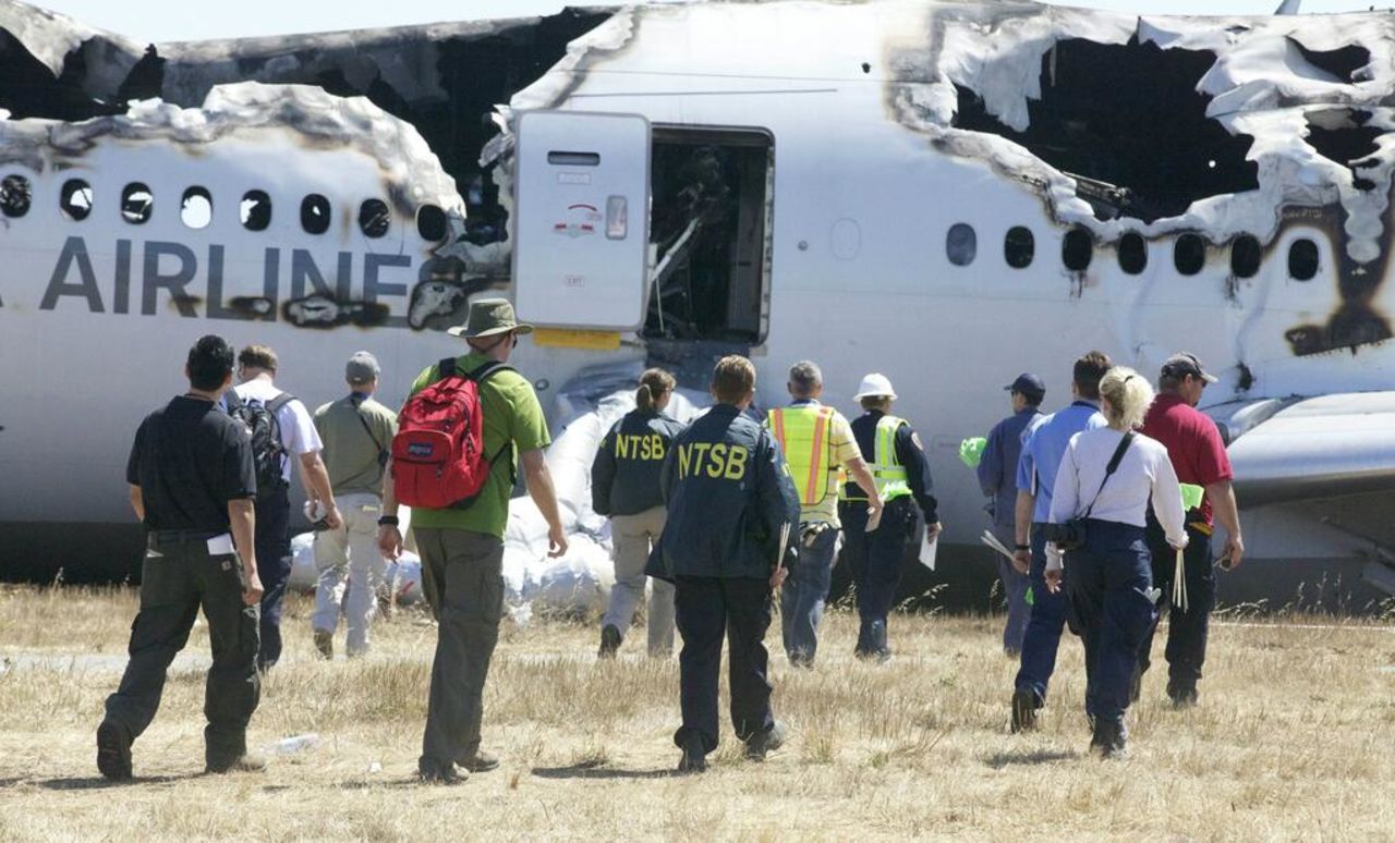 Los investigadores se acercan al accidente en esta fotografía publicada el 7 de julio.