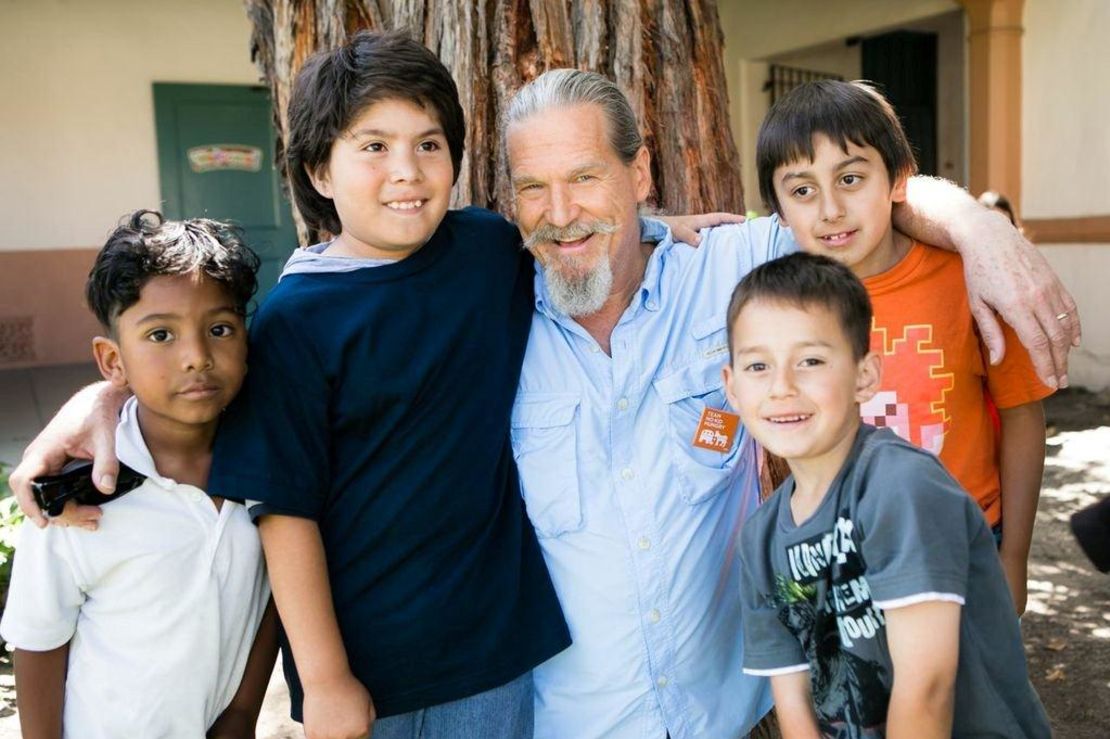 Jeff Bridges poses with some school children he met through Share our Strength
