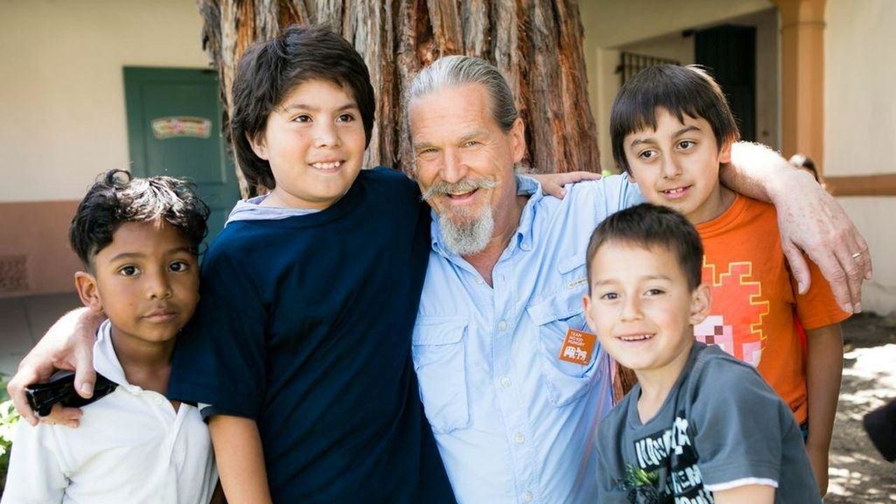 Jeff Bridges poses with some school children he met through Share our Strength