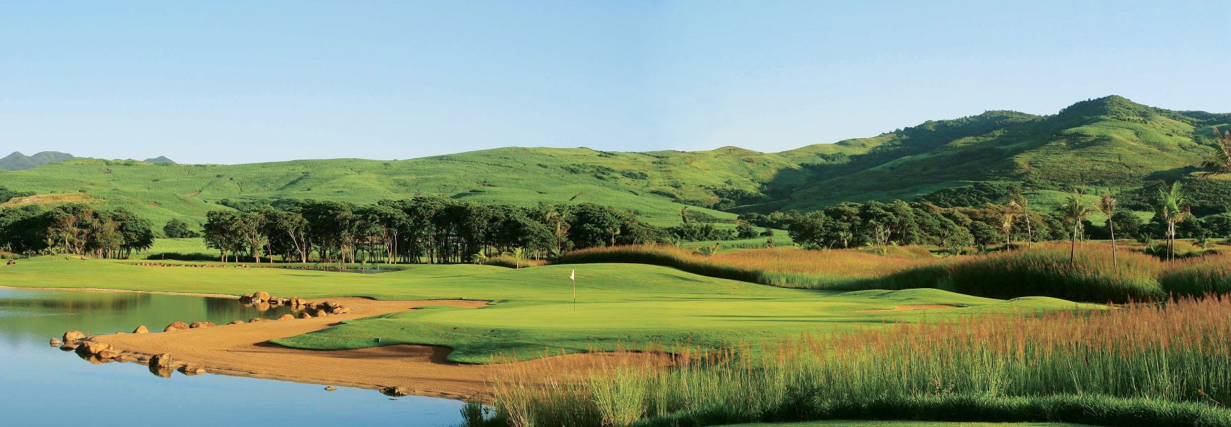 The Heritage Golf Club course measures more than 7,000 yards, par 72 from the back tees. Majestic views of the Indian Ocean are available from various holes, which rise up into the foothills of Bel Ombre in the south of the island. 