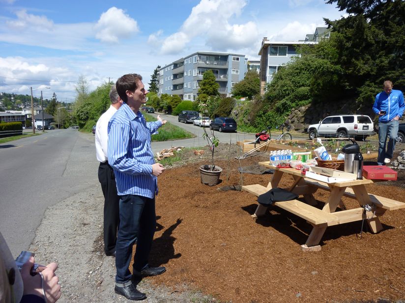 Nordahl speaks to Seattle residents about the benefits of their public produce project. Free, readily available public produce holds the key to getting healthy again, he says.