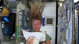 sot wash hair in space_00020509.jpg