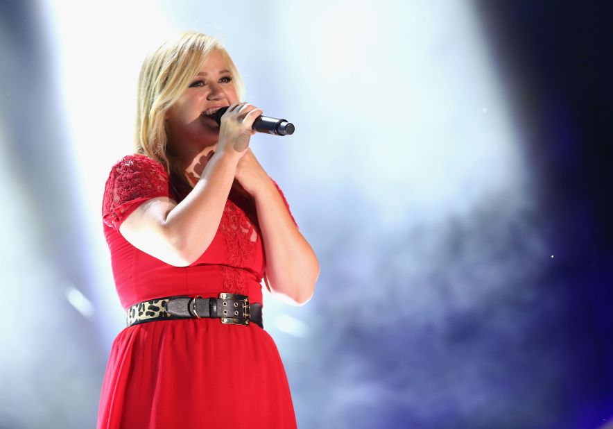 <a href="http://xfinity.comcast.net/slideshow/entertainment-homelessstars/4/" target="_blank" target="_blank">A fire at her apartment </a>reportedly forced singer Kelly Clarkson to live in a car and shelters before she became a star on "American Idol."