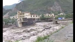 pkg florcruz china floods_00004122.jpg