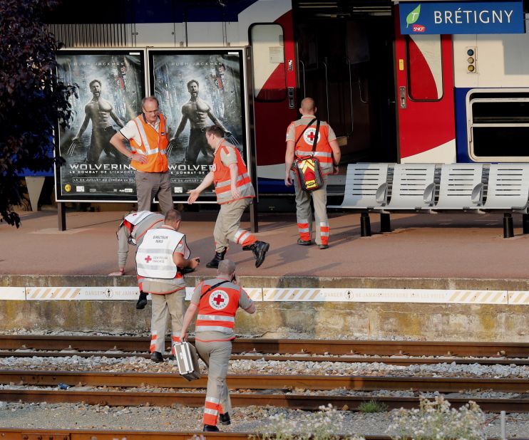 Rescue workers arrive at the Bretigny-sur-Orge station on July 12. 