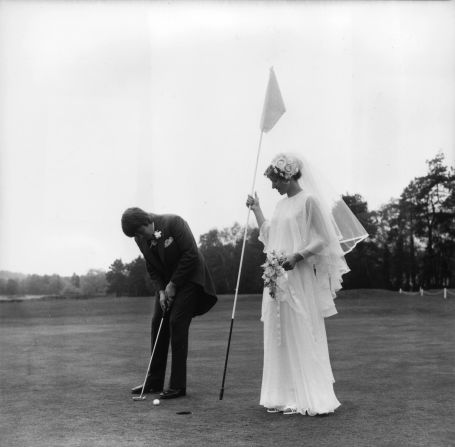 Existe un debate en cuanto a que los clubes de golf mixtos son más sociales. En 1974, estos aficionados del golf se casaron en Sunningdale, Inglaterra, y tuvieron champán en todos los hoyos.