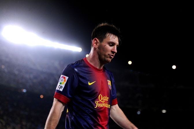 "Messi tiene algo mágico en él cuando el balón toca sus pies", escribe Ferguson. "Es como si cayese en una cama de plumas. Su bajo sentido de gravedad es devastador". 