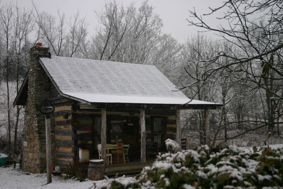 For a taste of early American life, rent the Mullins Log Cabin in Kentucky.