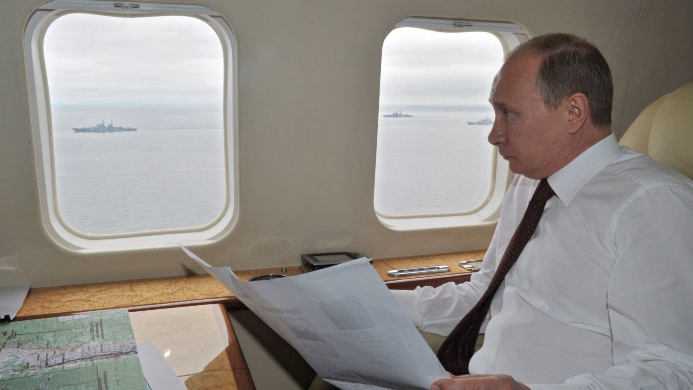 El presidente ruso Vladimir Putin inspecciona los ejercicios militares cerca de la isla Sakhalin en el océano Pacífico el martes 16 de julio.