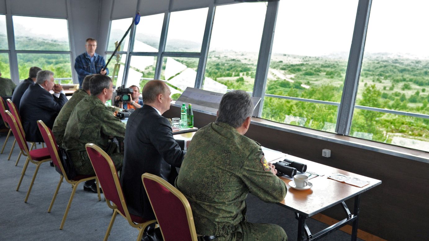 Putin, en el centro, y personal militar ruso observan las maniobras.