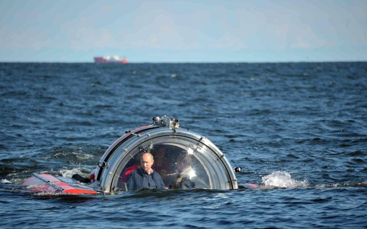 El presidente ruso Vladimir Putin se sumerge a bordo de la embarcación Sea Explorer 5 para observar los restos de una fragata hundida en 1869. Navega la galería y mira a Putin practicando diversas actividades.