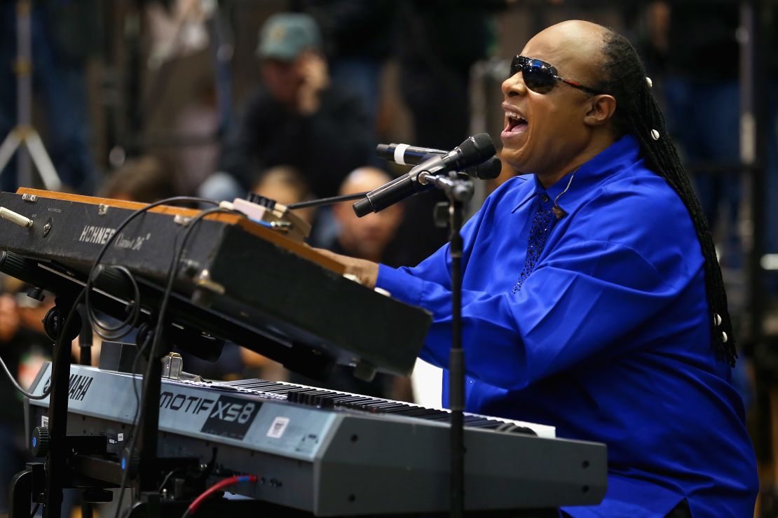Musician Stevie Wonder has vowed to stay out of Florida until the state repeals its "stand your ground" law.