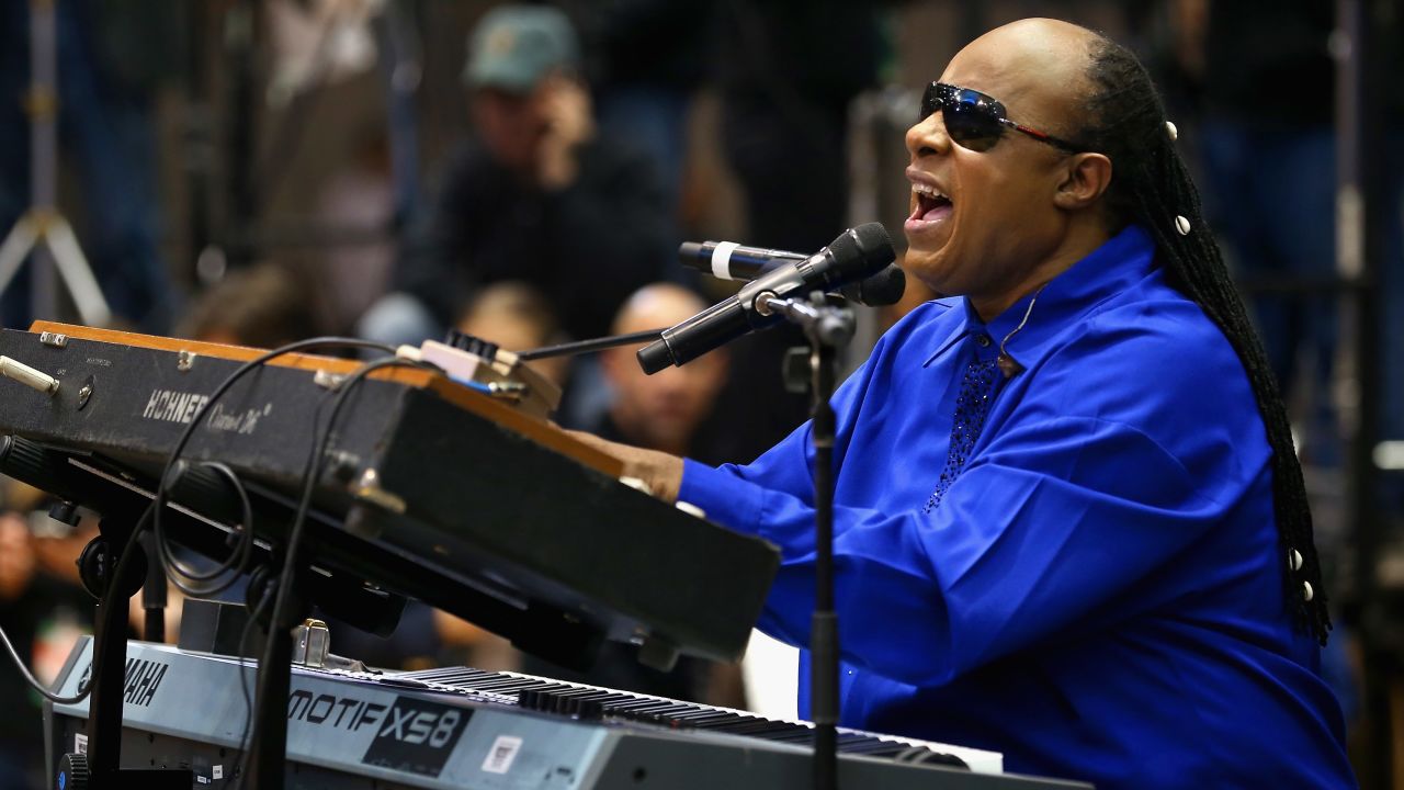 Musician Stevie Wonder has vowed to stay out of Florida until the state repeals its "stand your ground" law.