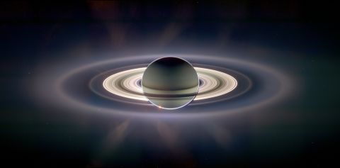 Cassini tomó esta imagen de Saturno y la Tierra en 2006. Nuestroi planeta es el diminuto punto que está en el segundo anillo exterior.
