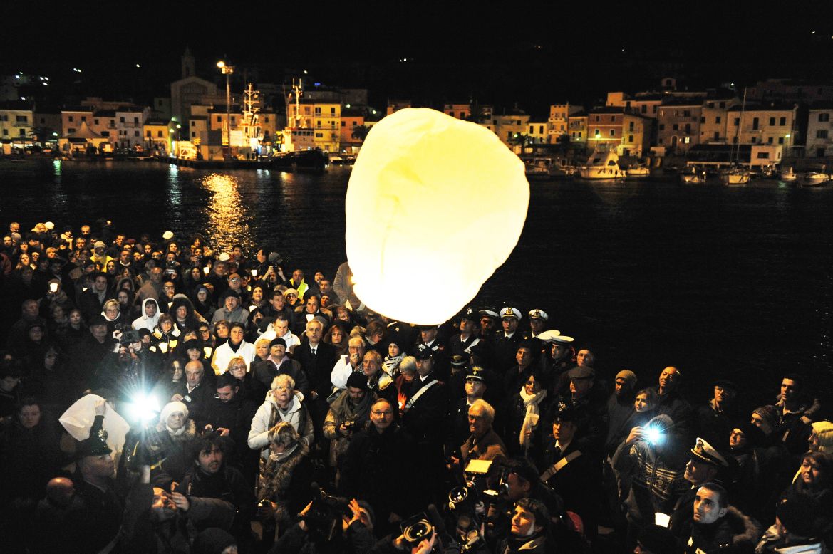 Sobrevivientes, afligidos parientes y vecinos lanzan globos hacia el cielo en Giglio después de un minuto de silencio el 13 de enero de 2013, que marcó el primer aniversario del naufragio. 