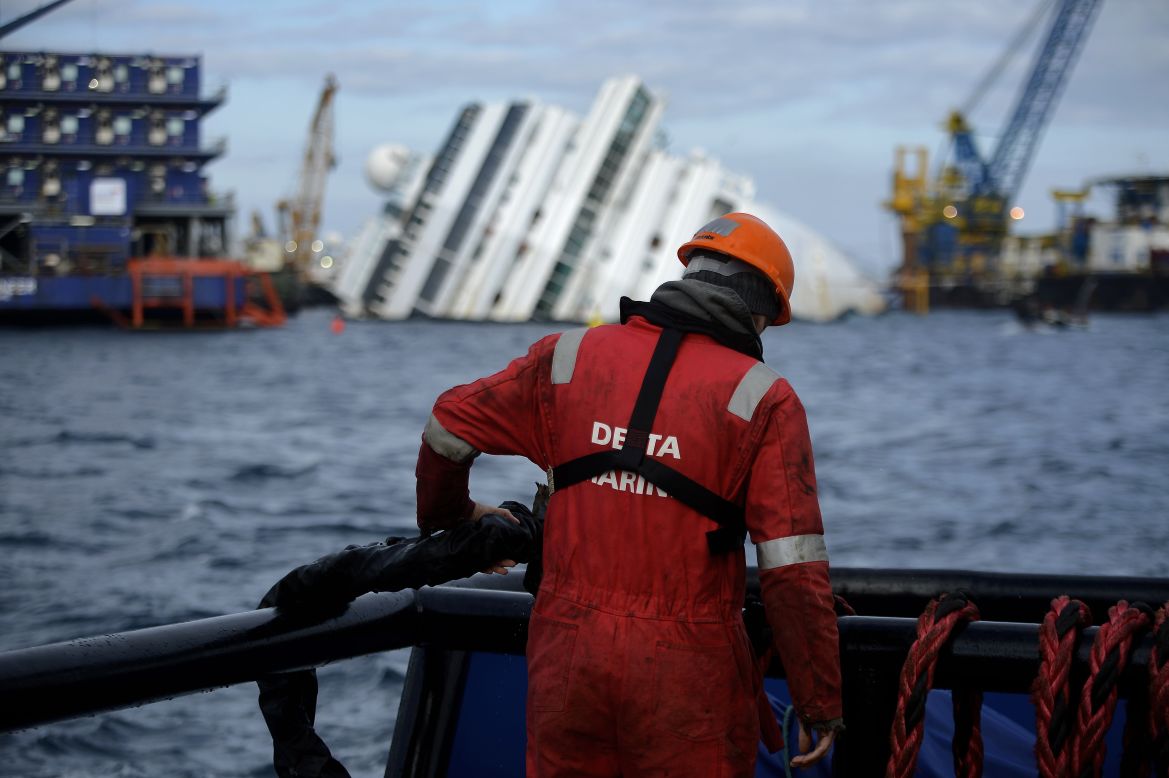 Un hombre trabaja en frente del naufragio el 12 de enero de 2013.