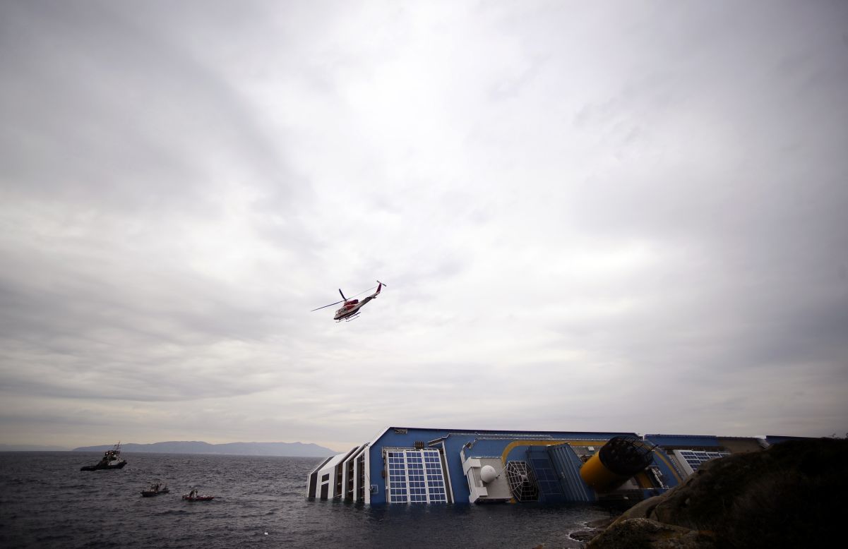 Los equipos de rescate buscan en aguas cercanas a la nave afectada, el 16 de enero de 2012.