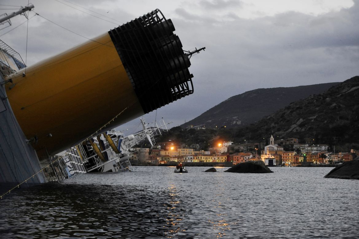 Una foto del 15 de enero de 2012 muestra al Costa Concordia que estaba en un crucero por el Mediterráneo cuando encalló en las rocas de la costa de Giglio.